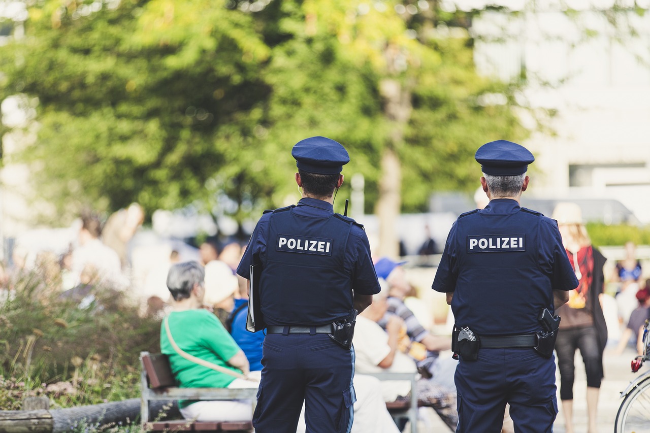 警方全力寻找重庆高空抛菜刀人员，维护公共安全，严惩高空抛物行为